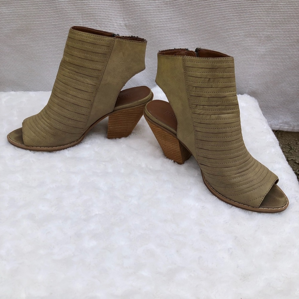 Dolce by Mojo Moxy Cash Sandal Sz 8.5 Olive Green Color